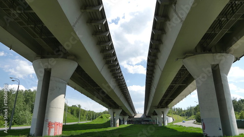 Под транспортным мостом Миллениум с видом на город Казань