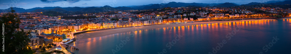 Naklejka premium Panorama zatoki La Concha o zmierzchu w San Sebastian