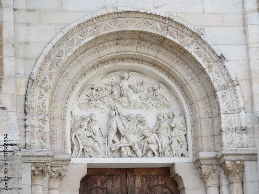 Bourgogne - Saône-et-Loire - Eglise Saint-Pierre - Sculpture au dessus du portail