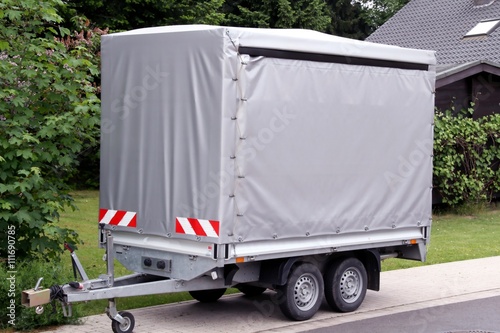 PKW-Anhänger mit hoher Plane in Grau