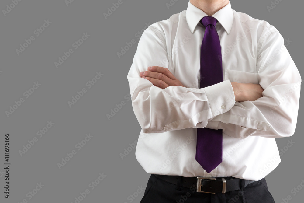 Geschäftsmann trägt weißes Hemd mit Krawatte auf grauem Hintergrund –  Stock-Foto | Adobe Stock