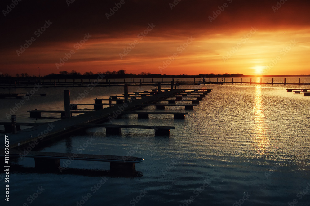 Obraz premium Harbor without ships at sunset