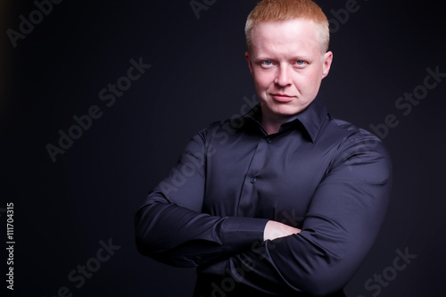 Foto self-confident man smiling with his arms crossed