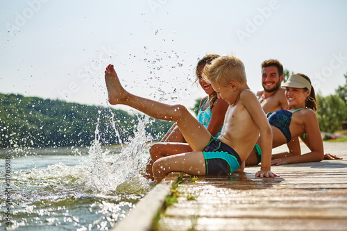 Fototapeta Rodzina i dzieci pluskają się w wodzie