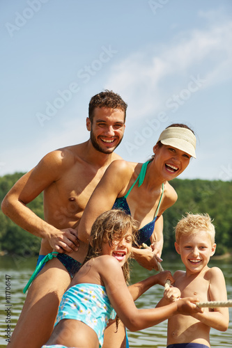Familie beim Tauziehen im Team im Urlaub