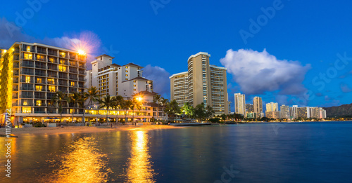 Canvas Print Beachfront hotels on Waikiki beach in Hawaii at night