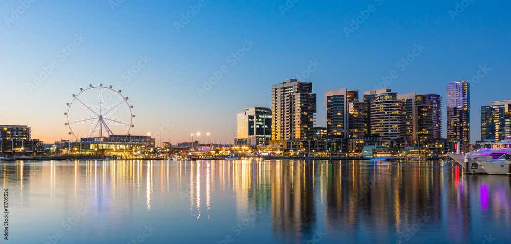Naklejka premium Panoramiczny obraz obszaru nabrzeża docklands w Melbourne