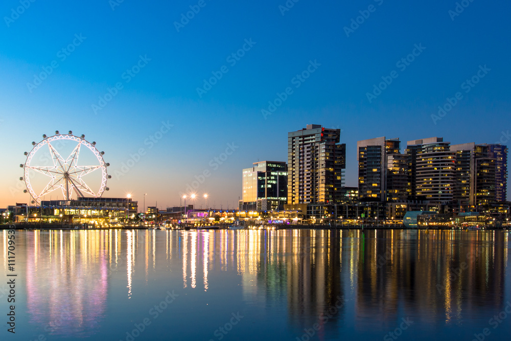 Fototapeta premium Nabrzeże Docklands Melbourne w nocy