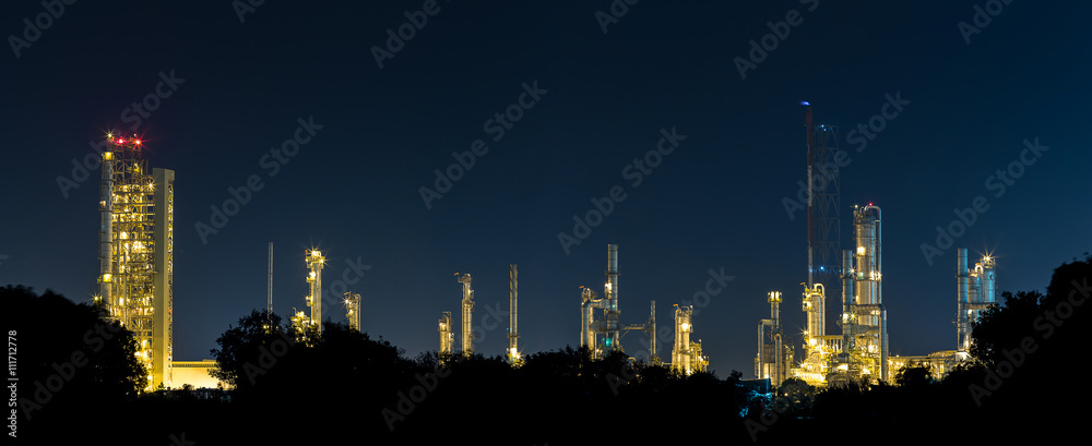 Obraz premium petrochemical plant and oil refinery at twilight time