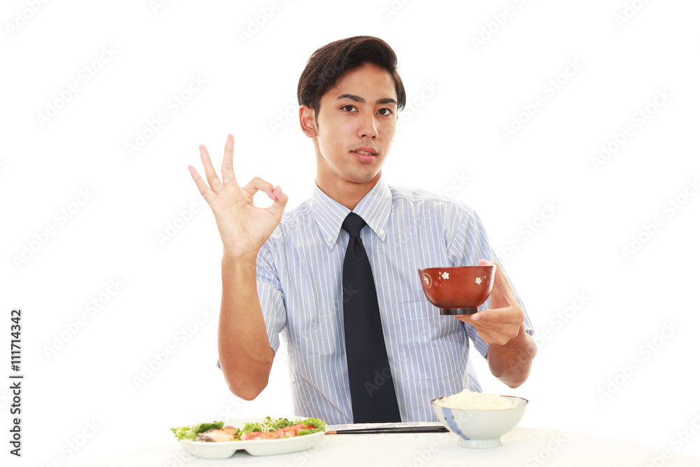食事を楽しむ男性 食事を楽しむ男性