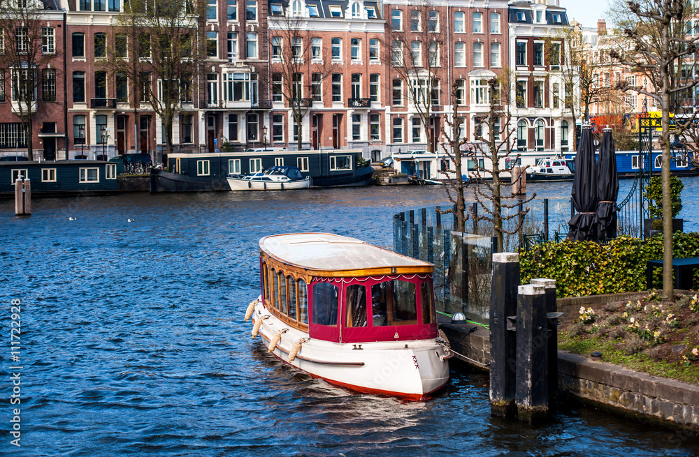 Obraz premium Small boat at Amsterdam canal