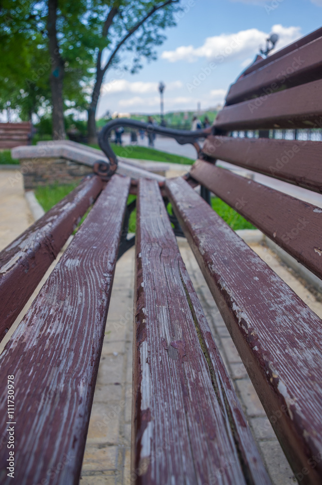 Fototapeta premium Bench in a city Park