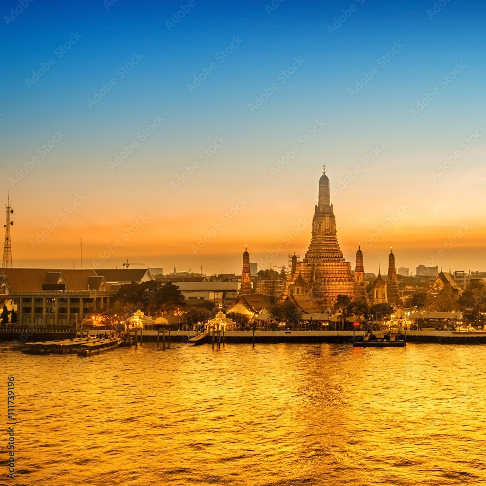 Fototapeta premium Wat Arun night view Temple in bangkok, Thailand