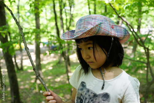 森の中の少女 アジア人 日本人 