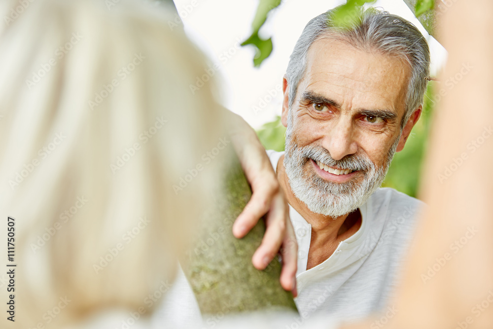 Alter Mann flirtet mit Frau in der Natur Stock Photo Adobe Stock