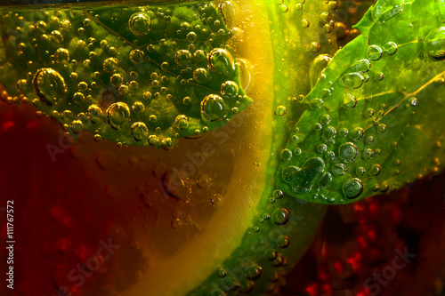 Foto cocktail Cuba libre with lime and peppermint leaves