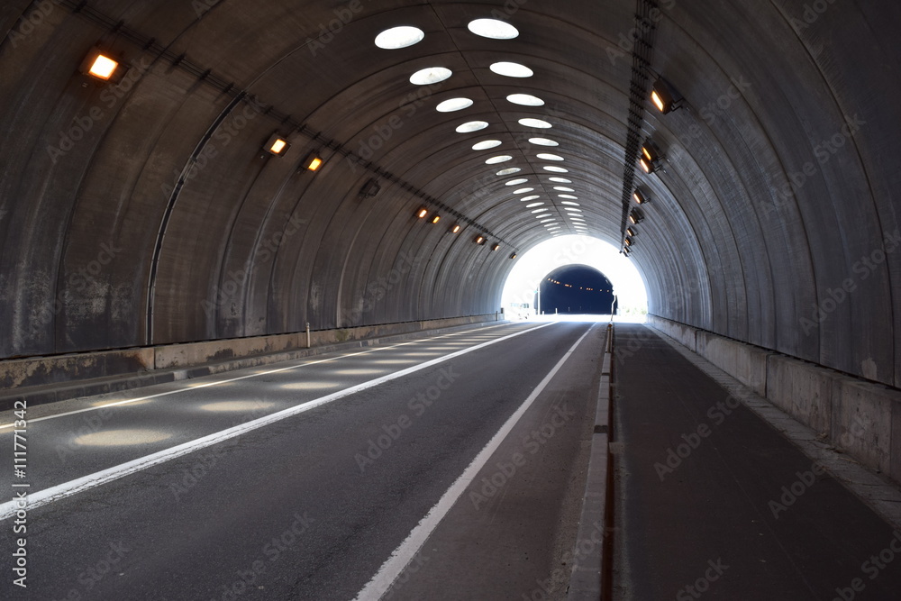 シェルター／山形県庄内地方の海岸道路で、シェルターを撮影した写真です。すぐ横が海なので、風や波除けの役目を果たします。また冬期間は、雪から防護するために設置されたシェルターです。