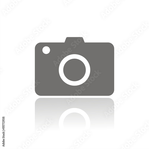 Icono de cámara de fotos sobre fondo blanco con reflejo