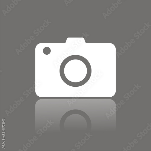 Icono de cámara de fotos sobre fondo oscuro con reflejo
