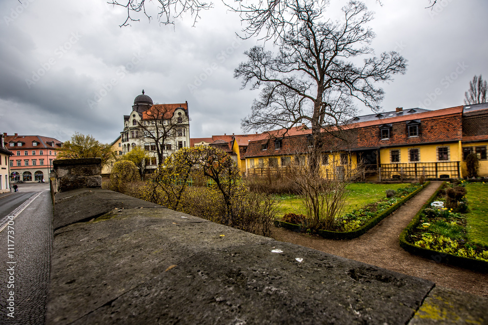 Fototapeta premium Historisches Haus und Garten in Weimar