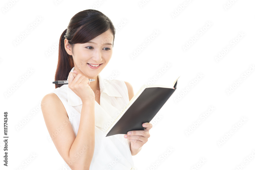 スケジュールを確認する女性 スケジュールを確認する女性
