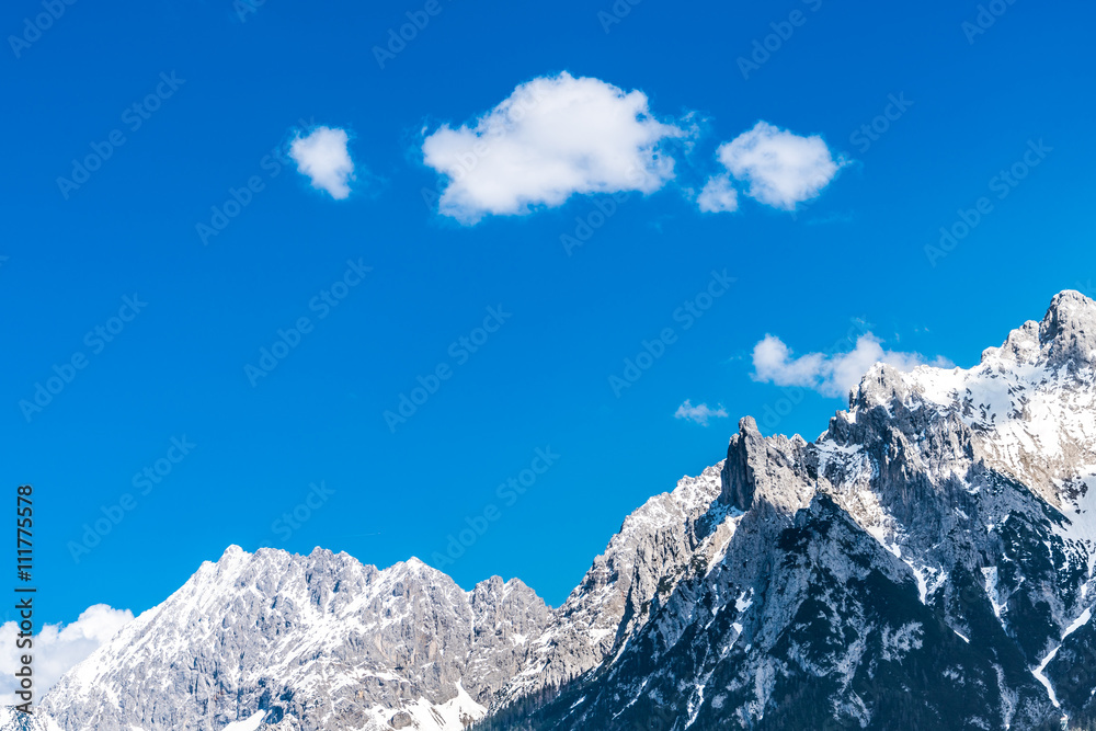 Berggipfel vom Karwendelgebirge gesehen vom Lautersee bei Mittenwald