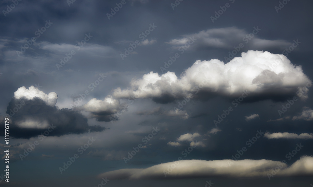 Obraz premium Dramatic clouds in a dark grey stormy sky