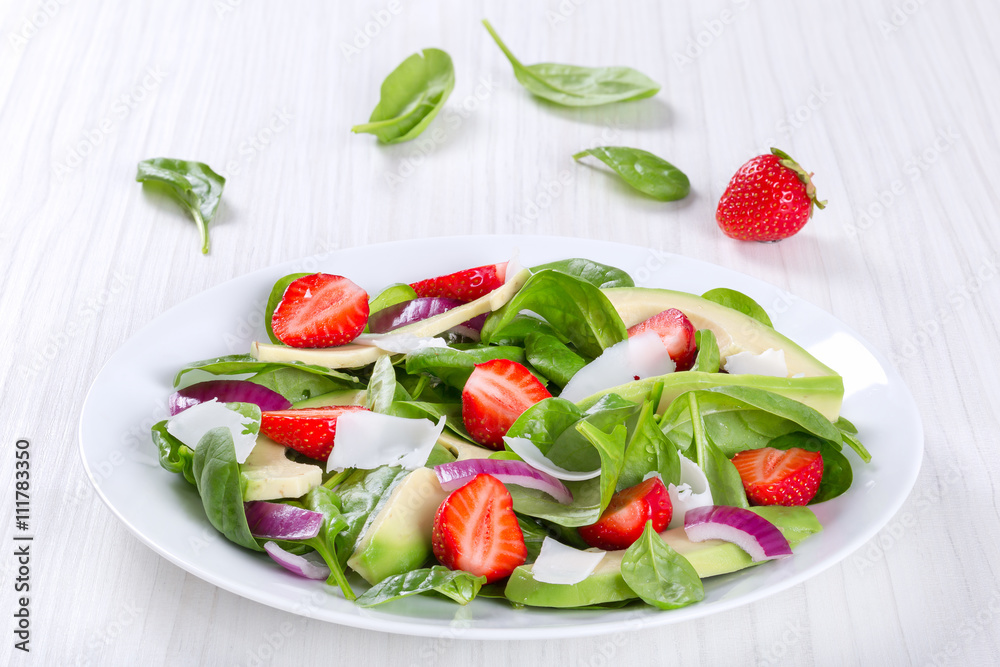 Strawberry,  baby spinach, red onion  goat cheese and avocado sa