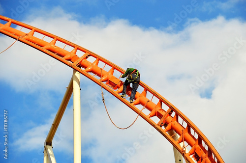 Arbeiter beim Aufbau einer Achterbahn