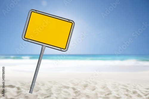 Sandstrand mit schild