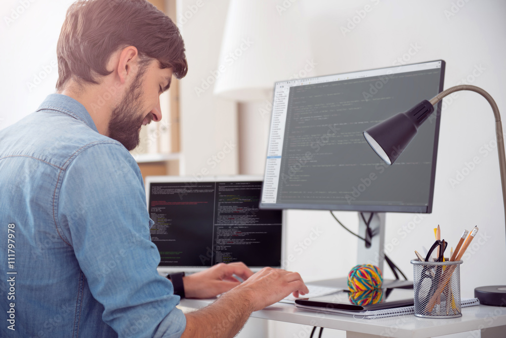 Obraz premium Man programming on the computer
