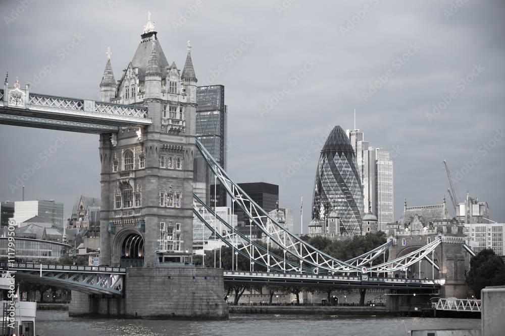 Obraz premium Wieżowce Tower Bridge i City of London, Londyn