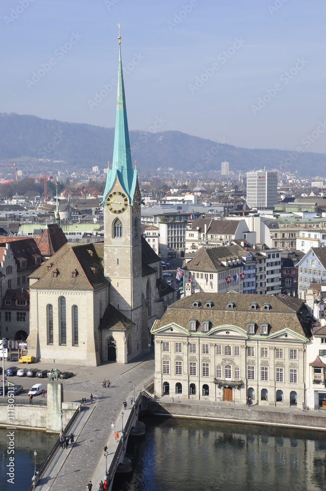 Die Altstadt von Zürich mit der Fraumünster-Kirche am Limmatquai