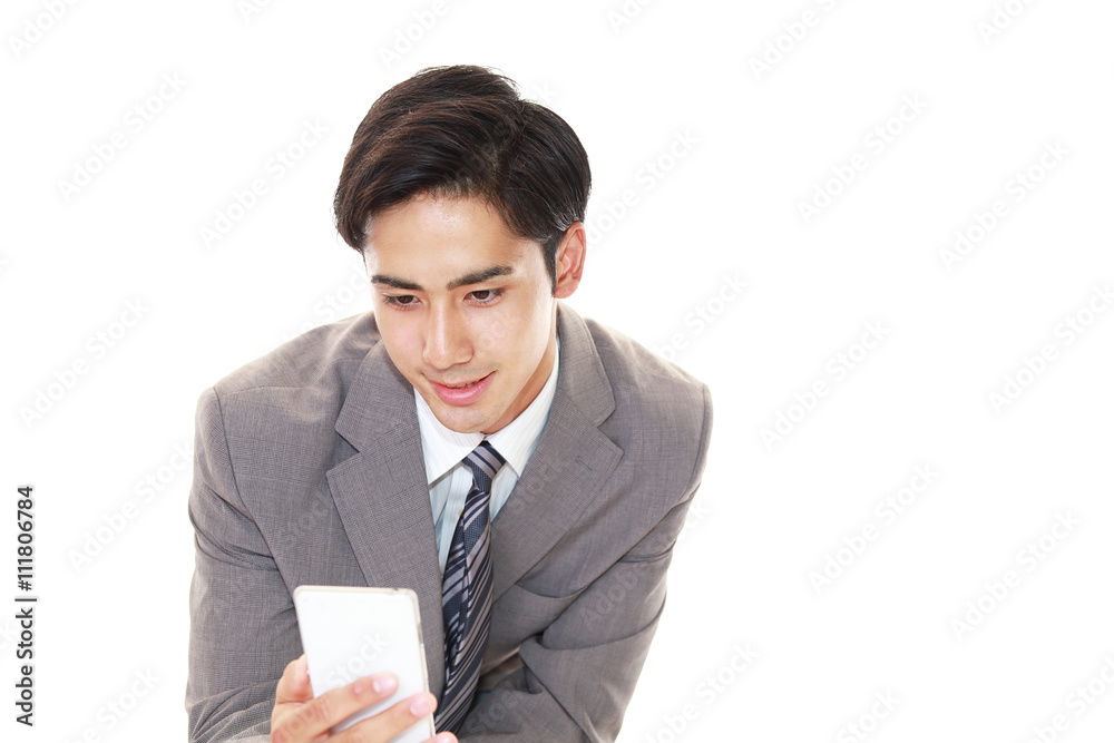 スマートフォンを持つ笑顔のビジネスマン スマートフォンを持つ笑顔のビジネスマン