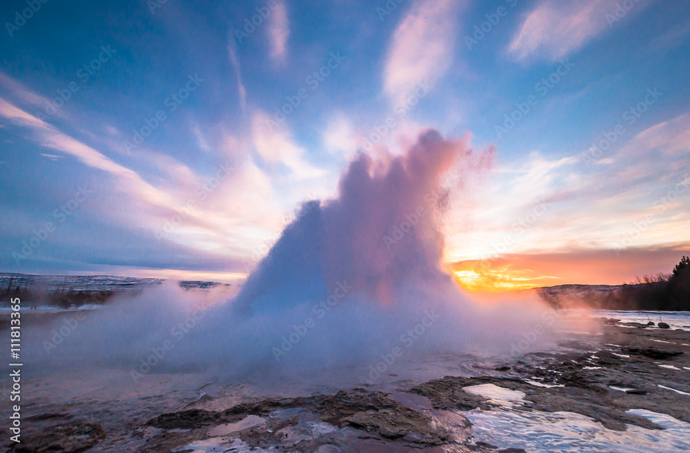 Fototapeta premium Eruption of the most famous geyser in Iceland- Strokkur. 