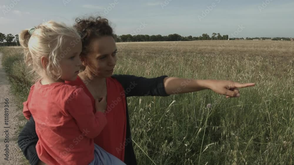 Mamma con bambina dai capelli biondi in un campo di grano a Roma, Italia, Europa