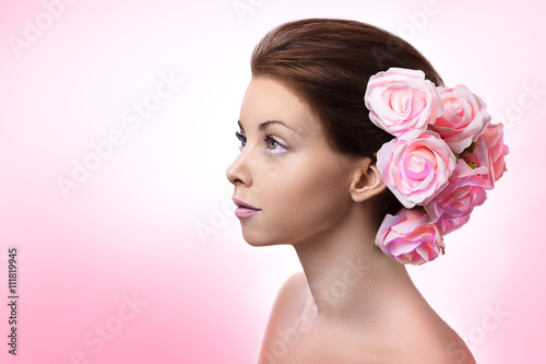 Obraz na płótnie Beautiful young brunette woman with pink rose w salonie