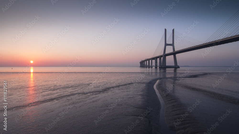 Ponte Vasco da Gama ao nascer do  sol