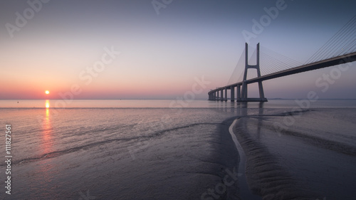 Ponte Vasco da Gama ao nascer do  sol © p_rocha