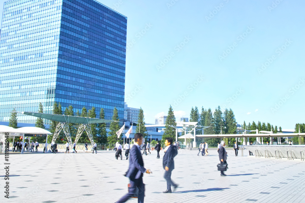 Obraz premium 駅への通路を歩くビジネスマン