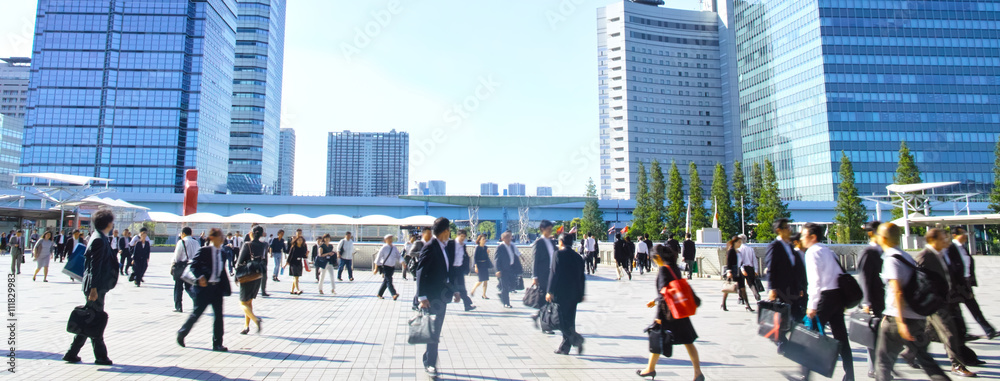 Obraz premium 駅への通路を歩くビジネスマン