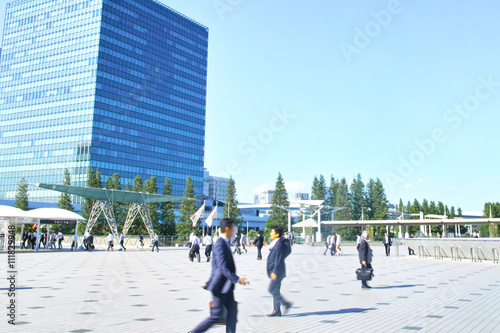 駅への通路を歩くビジネスマン © 7maru