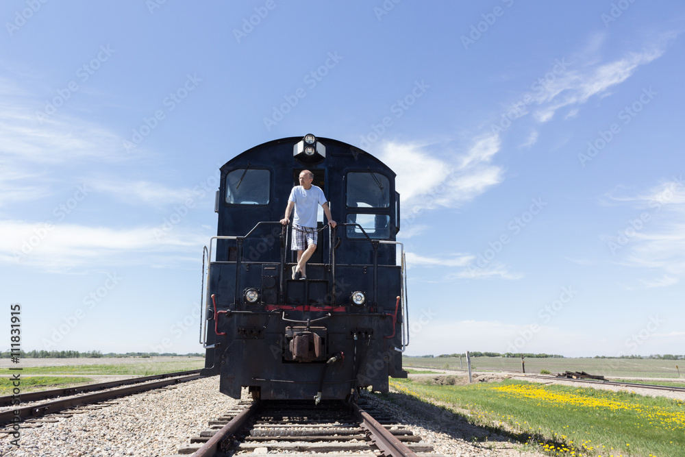 Obraz premium man standing on the front of a train