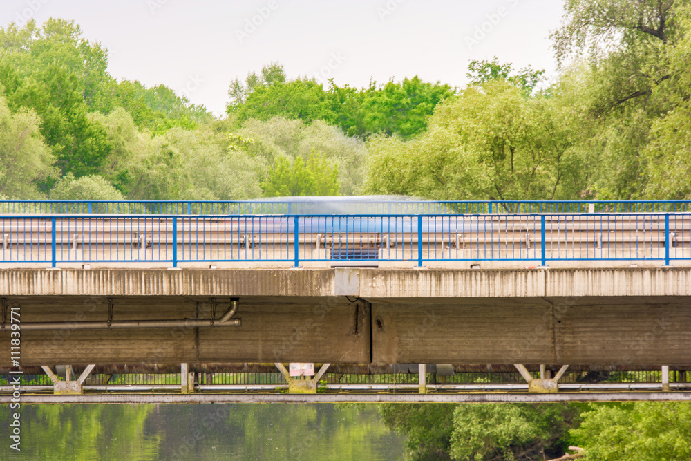 Auto fährt auf bröseliger Brücke Auto fährt auf bröseliger Brücke