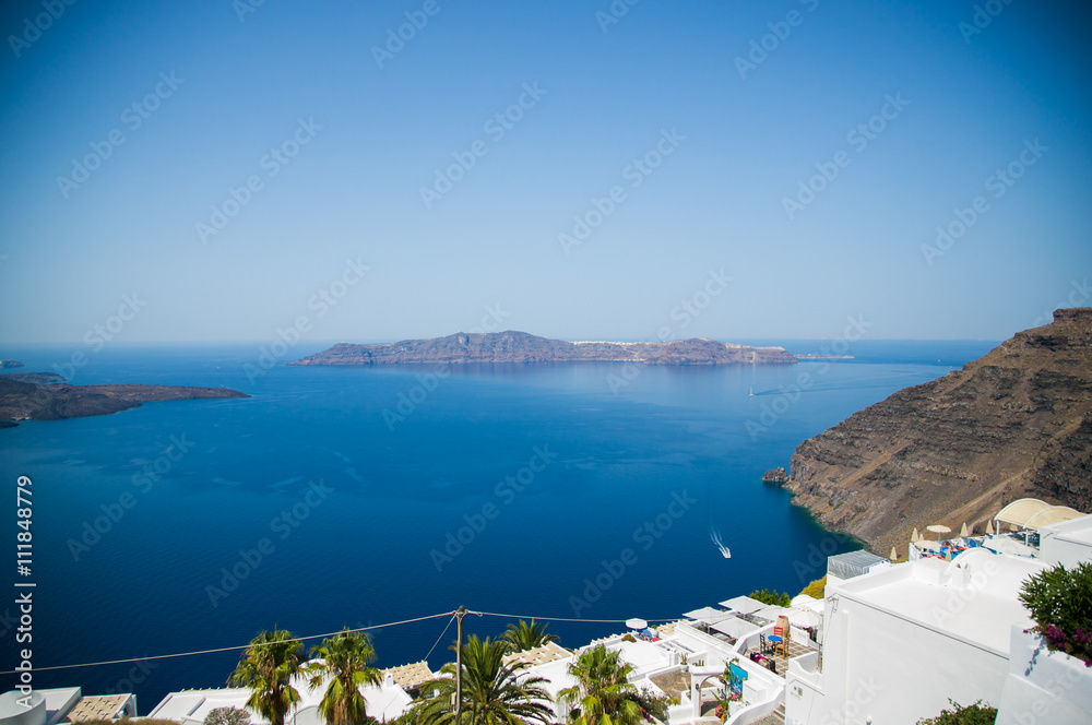 Белые домики Греции на фоне синего моря