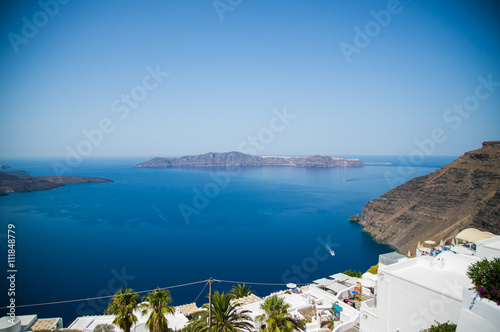 Белые домики Греции на фоне синего моря