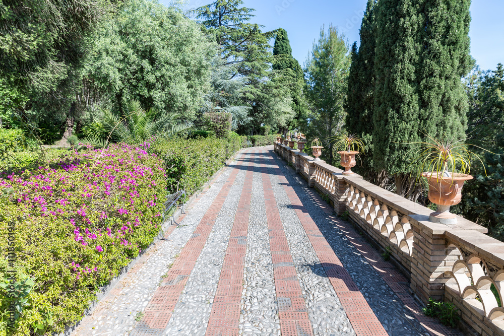 Φωτογραφία Hiking trail in botanic gardens of Taormina at Sicily, Italy