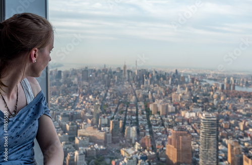 Junge Frau blickt über Manhattan, New York © schulzfoto