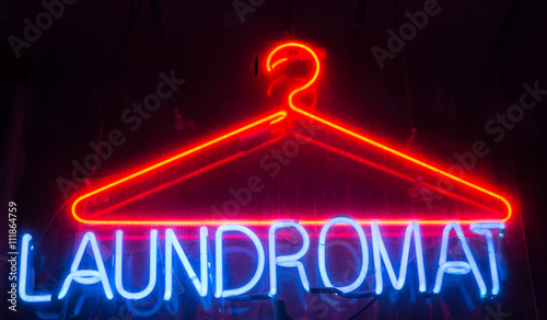 Cuadro en lienzo laundromat neon sign