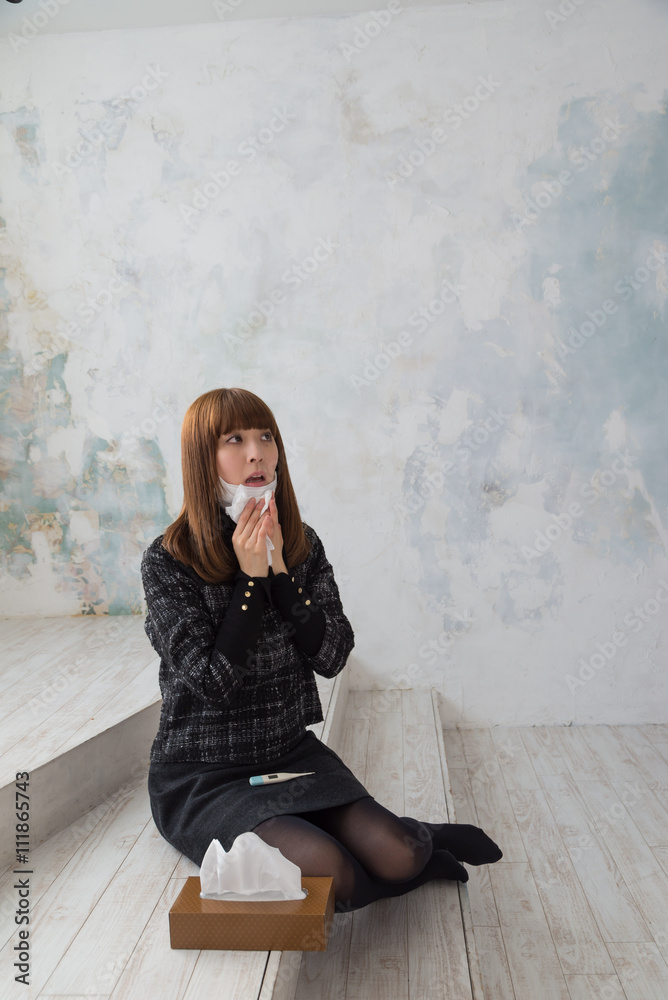 Fototapeta premium くしゃみする女性